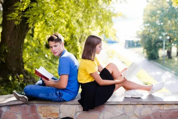 Не будь женой своему парню читать. Подросток с книгой. Парень и девушка читают книгу. Мужчина читает девушки. Парень и девушка с книжками.