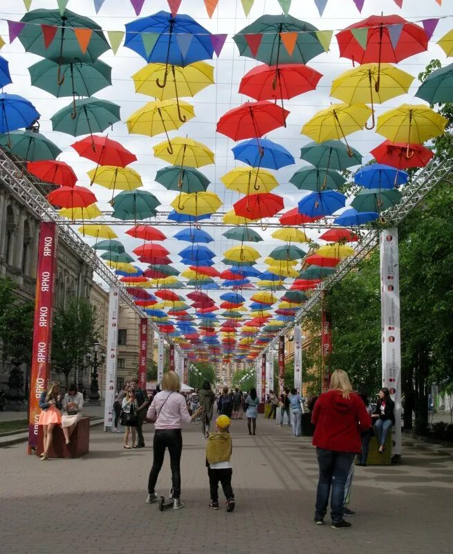 аллея парящих зонтиков в адлере. городские инсталляции в москве. аллея парящих. навес из зонтов. аллея парящих зонтиков спб 2021.