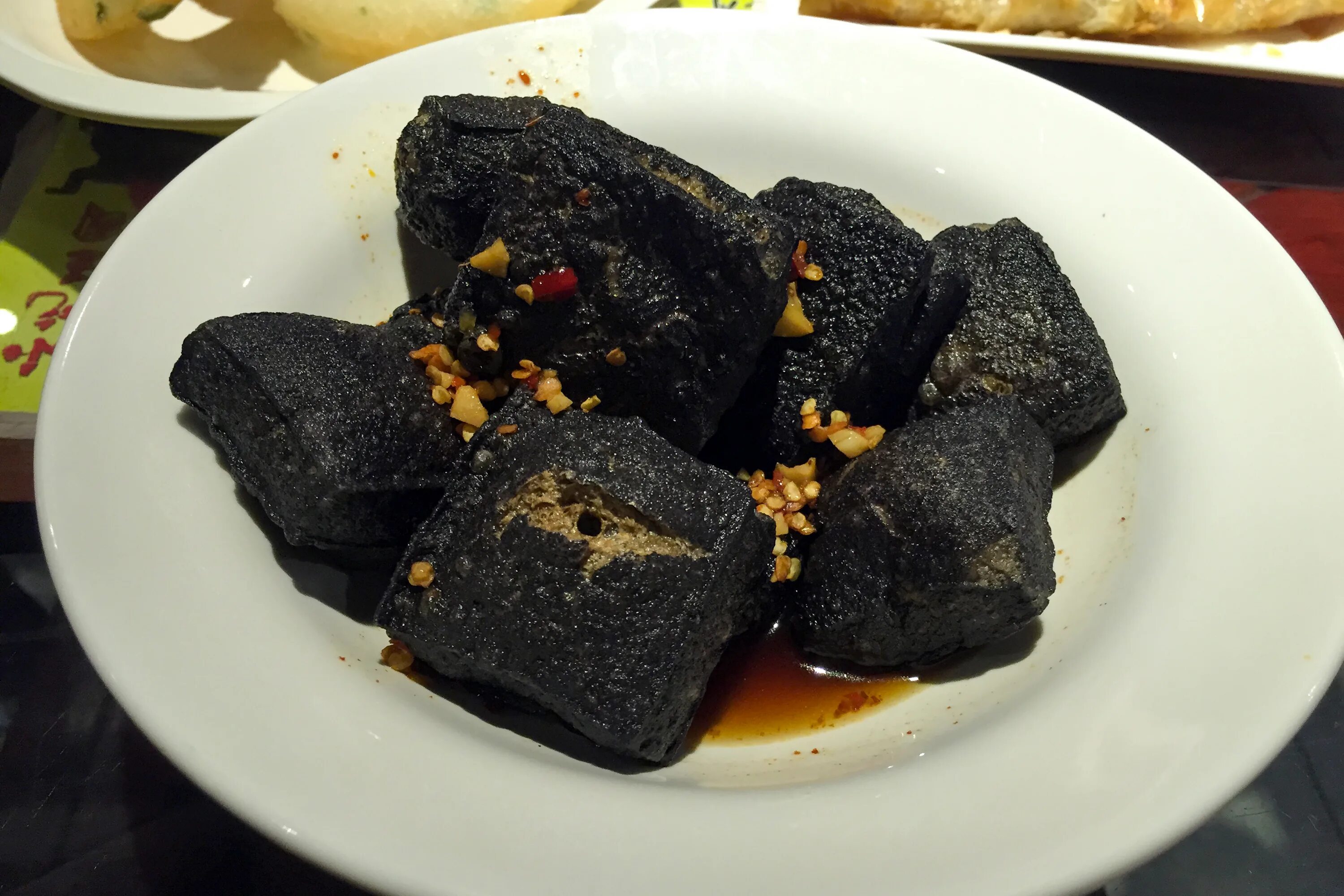 Changsha stinky Tofu. Вонючий тофу Китай. Вонючий тофу китайское блюдо. Черный вонючий тофу.