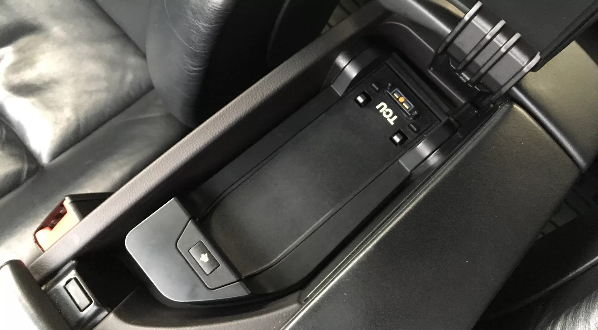 Подлокотник е70. Bmw e60 телефон в подлокотнике. bmw x5 f15 беспроводная зарядка. зарядное в подлокотник бмв ф10. бардачок в подлокотнике bmw e53.