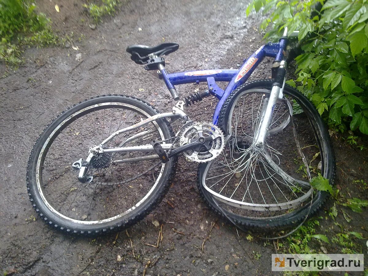 Broken bike. Сломанный велик. Разбитый велосипед. Ломает велосипед. Поломанный велосипед.