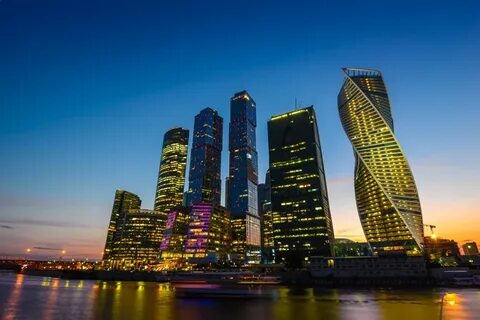 Компания красивый город