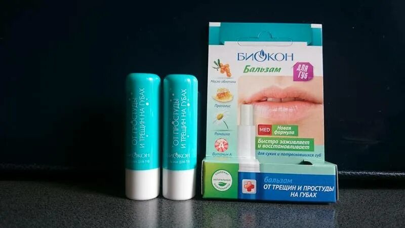 Потрескались губы чем можно помазать. Нанесение крема на губы. Потрескались губы чем можно помазать. Потрескались губы чем можно помазать. Крем для губ.