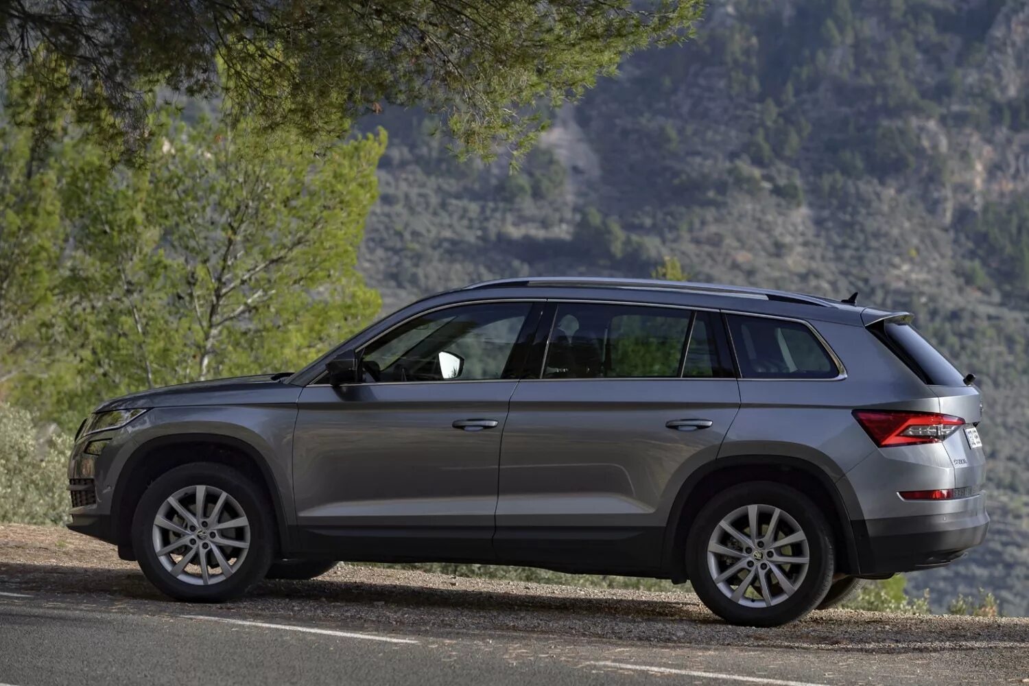 Skoda kodiaq 2022 sportline white. Диски арона кодиак. Молдинги на двери кодиак. Черные молдинги на окна дверей шкода кодиак. Milotec, 95804.