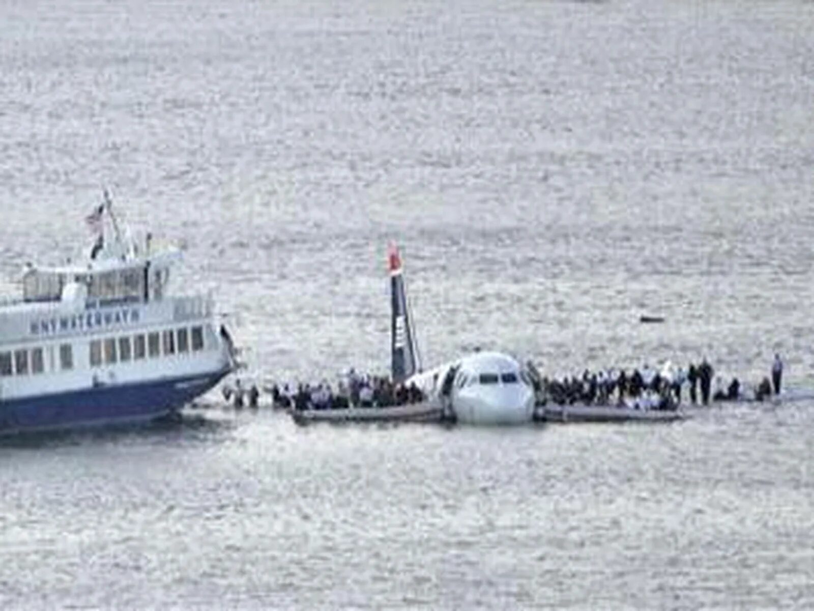 Самолет посадили на воду. Us airways flight 1549. аварийная посадка a320 на гудзон. приземление самолета на воду. приводнение dc-7 в ситке.