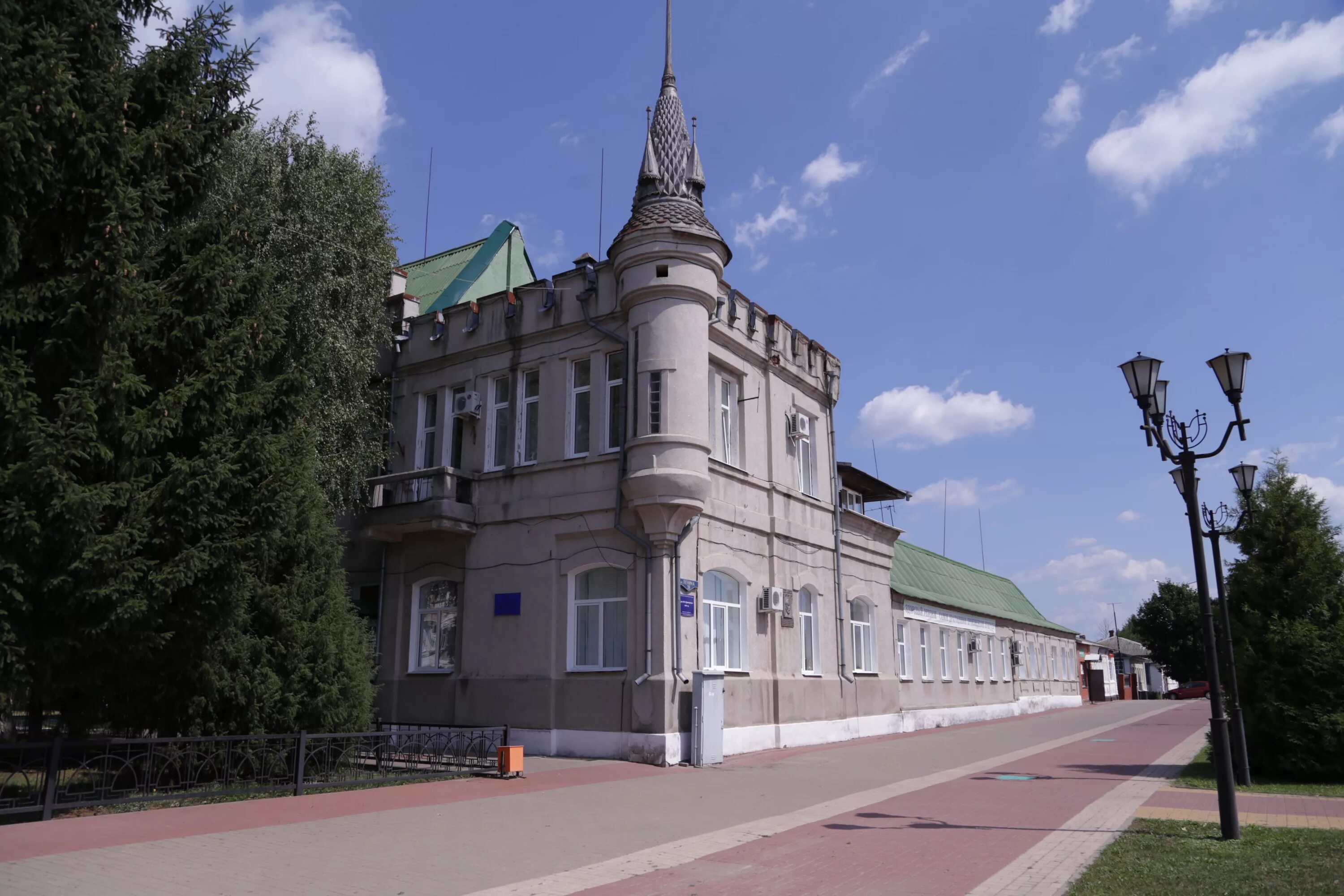 Дом грайворон белгородская область. Дом купца Дмитренко Грайворон. Грайворон Белгородская. Город Грайворон Белгородской области. Торговые ряды купца Дмитренко Грайворон.