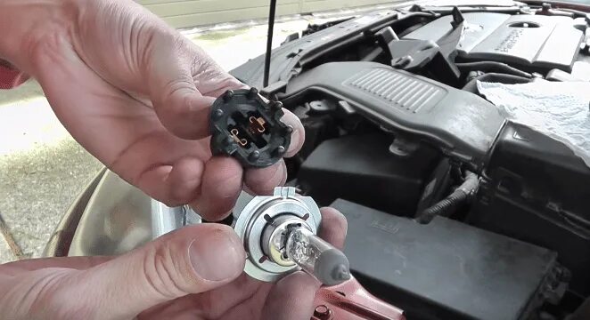 Как поменять лампочку мазда 3 бк. Мазда 3 2012 ближний свет штатные лампы. Провод на ближний свет мазда 3. Как поменять лампочку мазда 3 бк. Лампа ближнего света мазда 3 бк 2006.