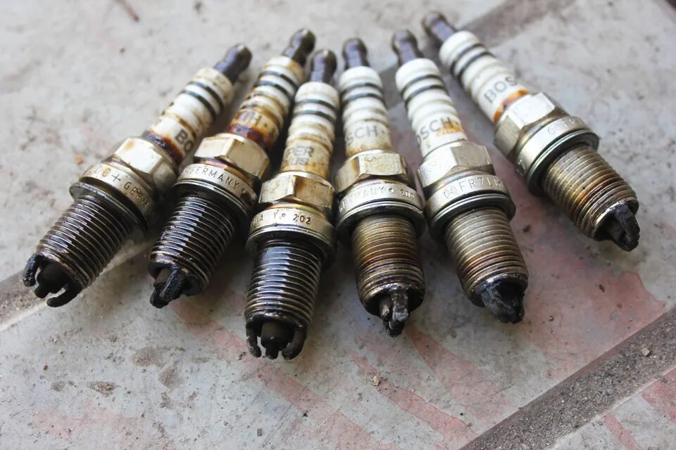 почему заливает свечку. свечи ваз 2109. ваз 2115 свечи зажигания черные. как выглядят залитые свечи зажигания. залитые свечи зажигания.