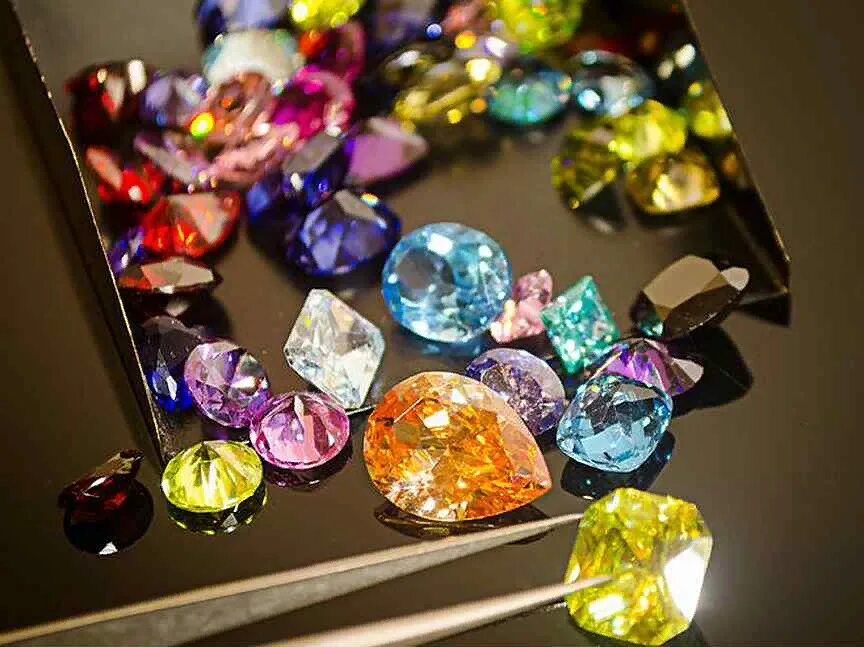 Цветные самоцветы. Россыпь драгоценных камней. Цветные бриллианты. Разноцветные драгоценные камни. Разноцветные Алмазы.