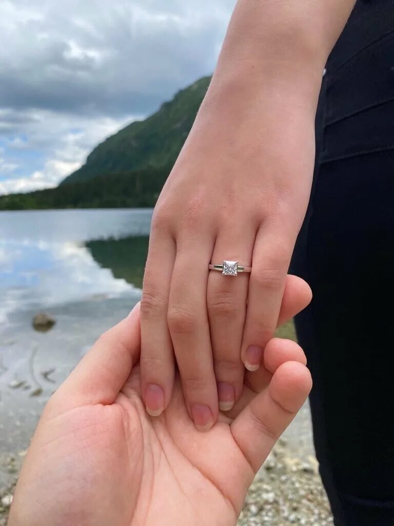 Кольцо для предложения девушке. Рука с кольцом предложение. Я сказала да. Кольцо я сказала да.