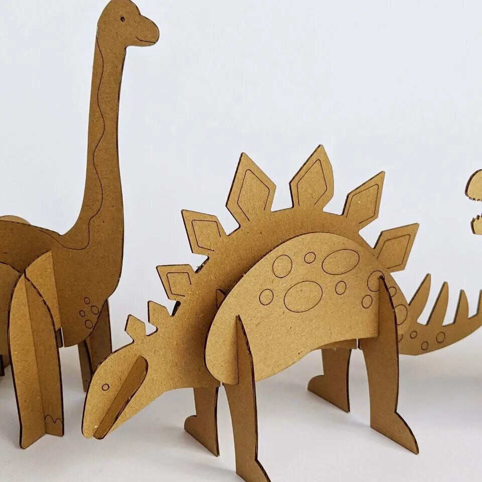 Руки динозавриком. Стегозавр Эра. Стегозавр и Трицератопс и птеродактиль. Картонный динозавр. Динозавр из картона.