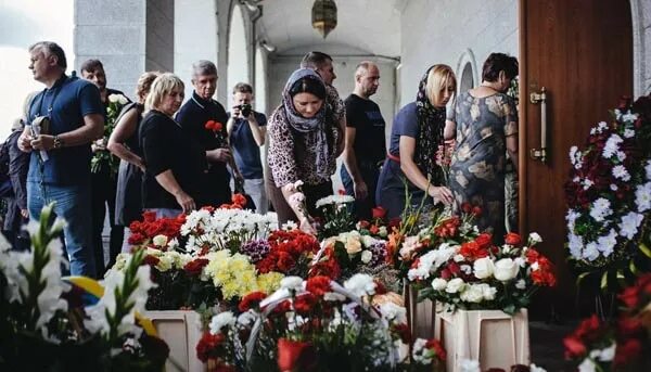 Приснились похороны незнакомого.