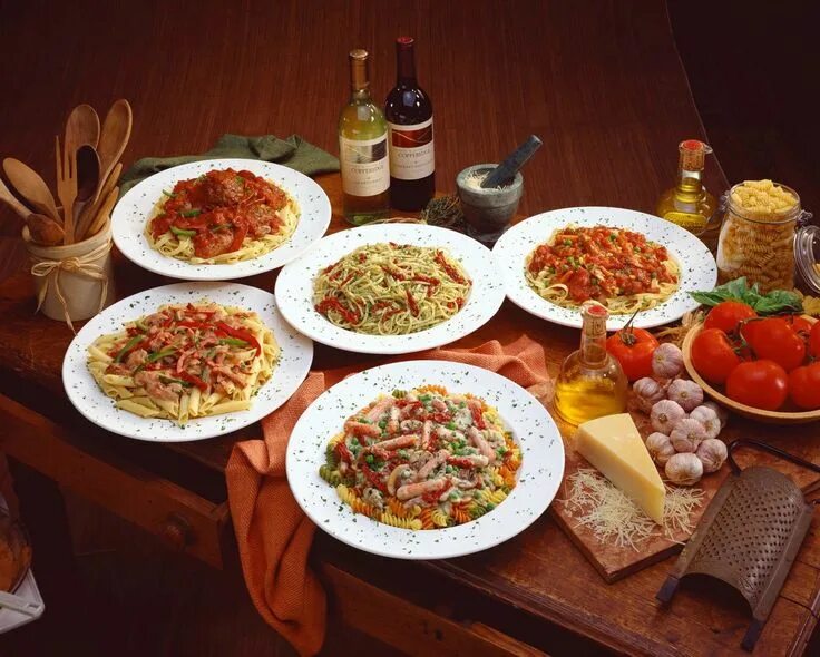 Французская и итальянская кухня. Французская и итальянская кухня. Средиземноморская кухня. Итальянская кухня пицца. Закуски вид сверху.