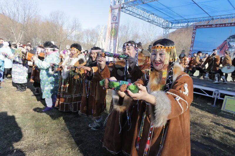 Кургоня мордовия. С днем камчатского края. Ведущая праздников камчатка лара. Коряки хололо. Камчатка праздник.