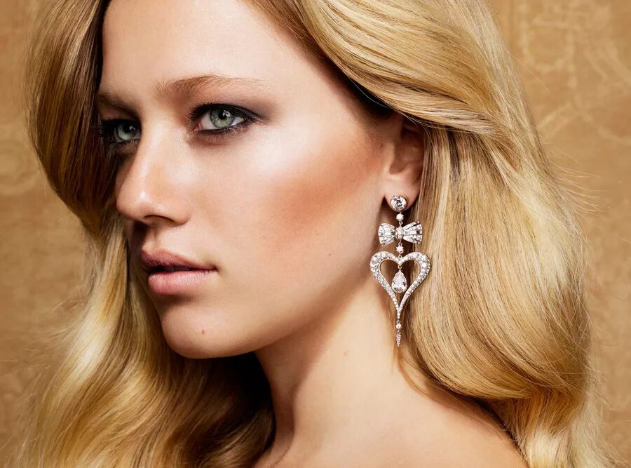 Современные серьги. Wears earrings. Крупные серьги. Wears earrings. Фото для профиля.