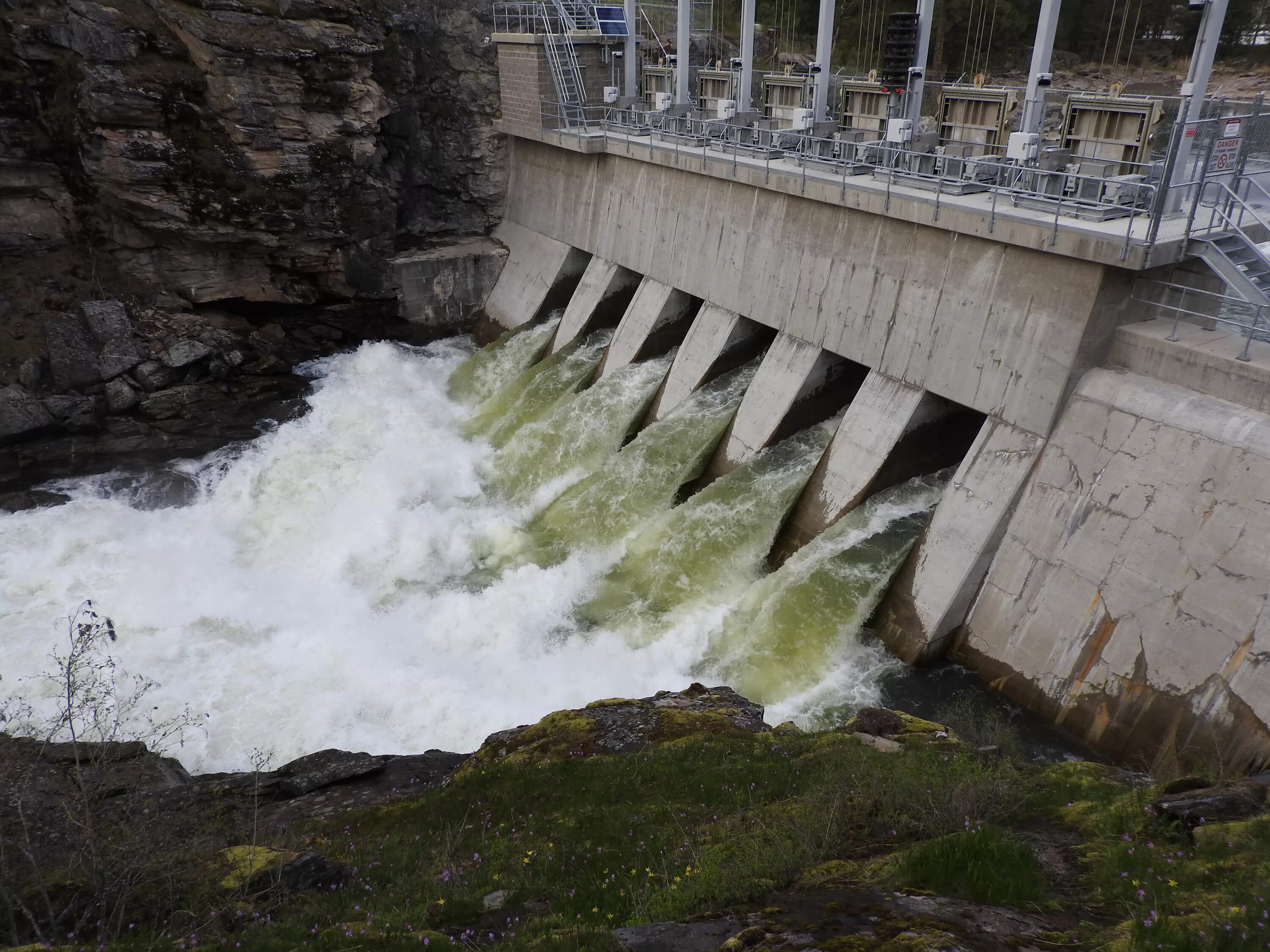 Люди перегородили реку большой плотиной вода. Плотина Мавосин в Швейцарии. Гранд кули ГЭС водосброс. Белореченская гидроэлектростанция. Плотина Белореченской ГЭС.