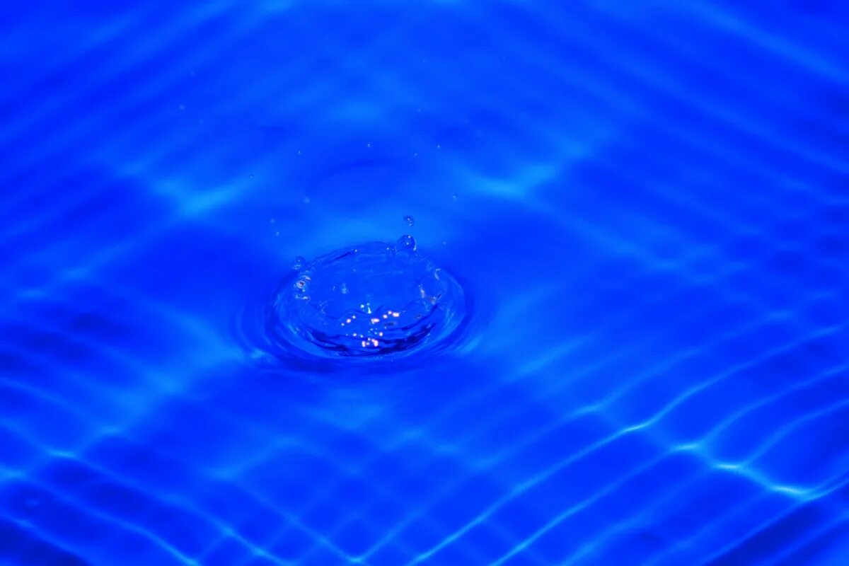 Включи влага. Вода влага. влага картинка. фигура в воде. влага j.