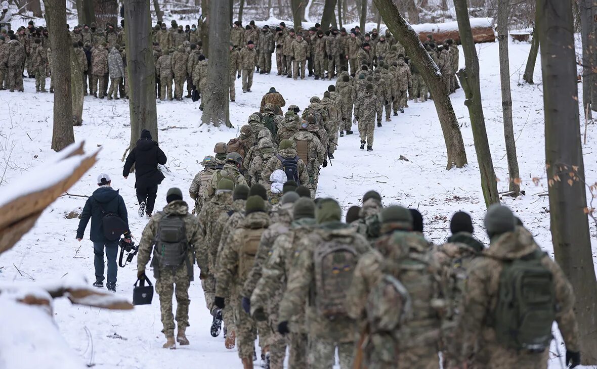Военное нападение. Войска на границе. Солдаты зимой на Украине.