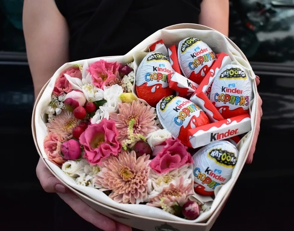 Сердце сладостью. Коробка со сладостями. Коробки с цветами и конфетами. Коробка с цветами и сладостями. Коробку со сладостями и цветами.