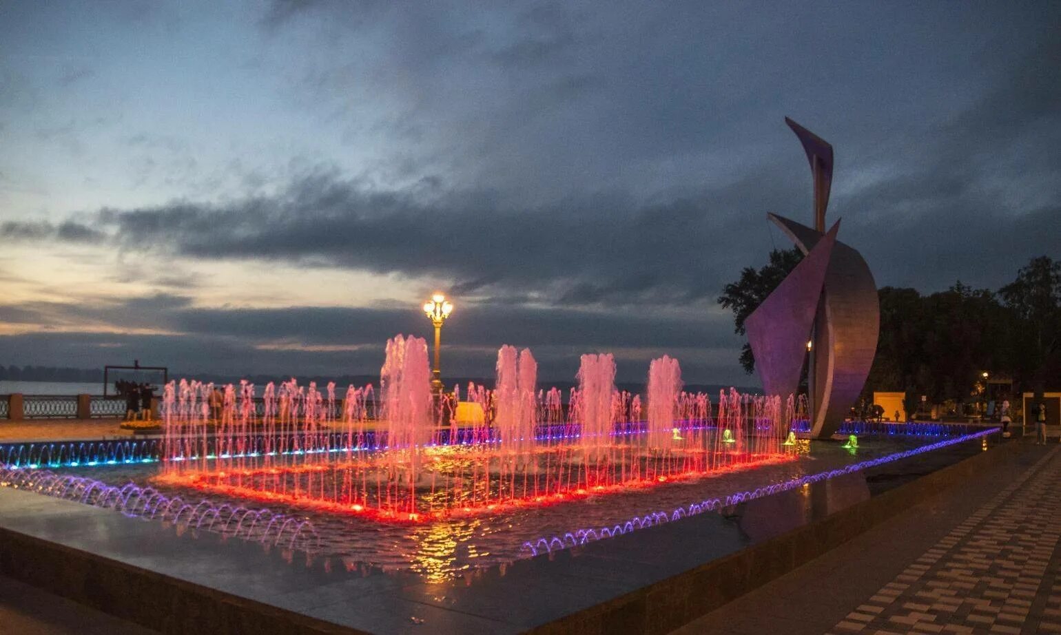 Куда можно сходить в набережных. Парк победы в набережных челнах. Набережная города набережные челны. Куда можно сходить в набережных. Город набережные челны площадь азатлык.