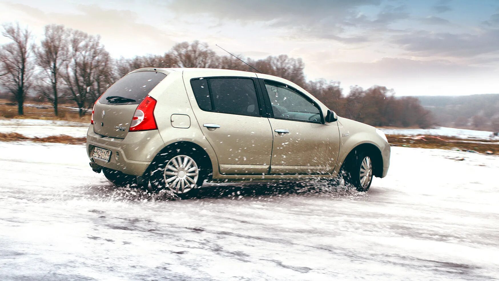 Рено сандеро 1 зима. Рено сандеро 2010 хэтчбек. Renault sandero arctic track. Рено сандеро зимой. Логан 2 степвей.