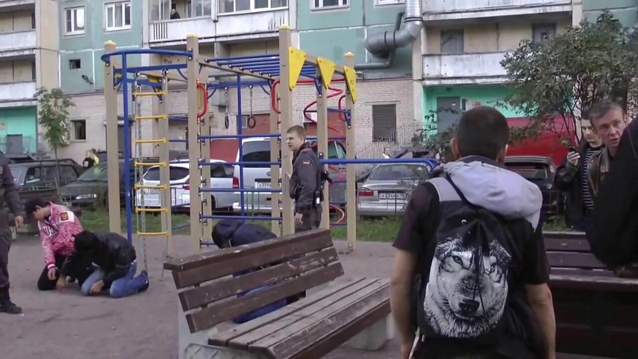 Драка площадка. Драка на детской площадке. драка видно на детской площадке. дядя на детской площадке.