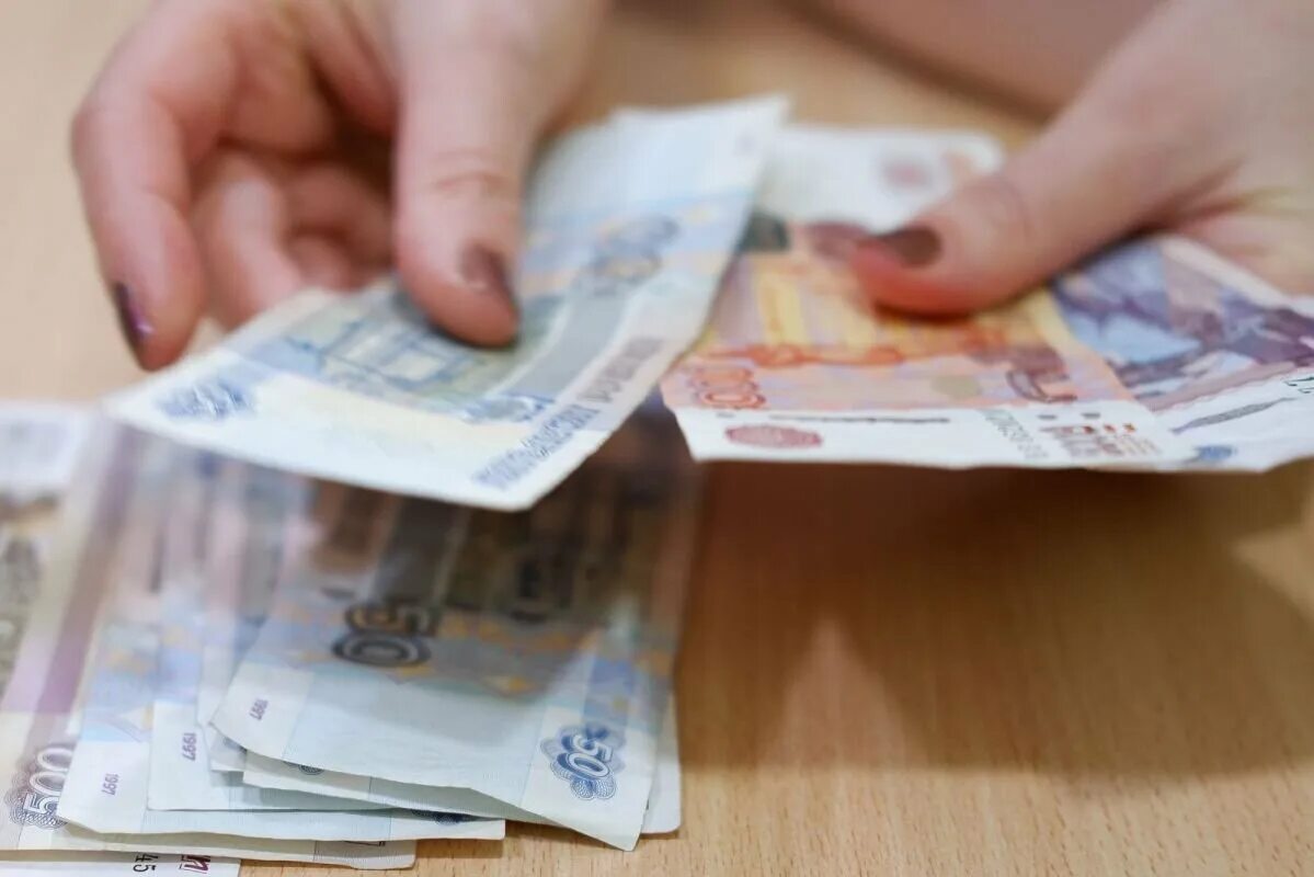 Какая индексация заработной платы в 2025 году. Соцвыплаты чернобыльцам картинки. 30 тыс рублей фото. увеличение минимальной заработной платы в 2025 году. каждому россиянину по 10 тысяч.