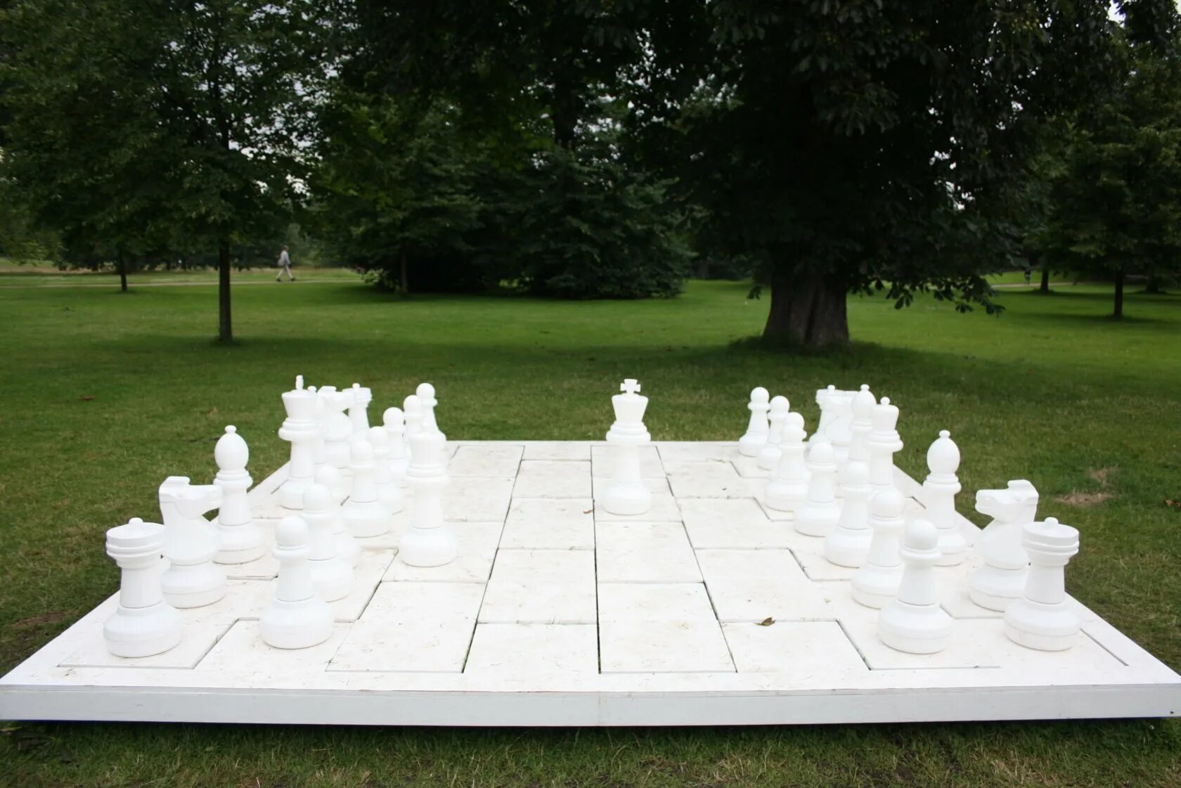 White chess. Yoko ono and chess. йоко оно шахматы. yoko ono, white chess set, 1966. эстетика шахмат.