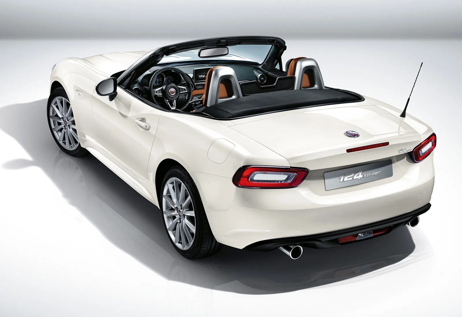 Fiat 124 spider 2016. Fiat 124 2016. Фиат 124 спайдер фото. Fiat 124 спайдер. Фиат родстер 124 спайдер.