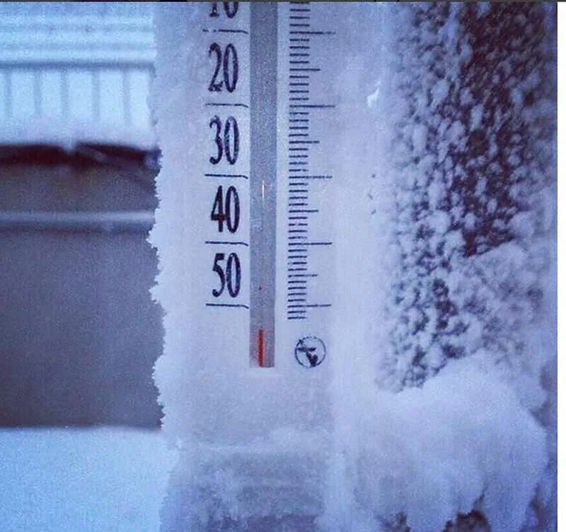 В простое температура 60. Минус 50 градусов Мороза. Мороз градусник. Термометр 50 градусов. Мороз на улице градусник.