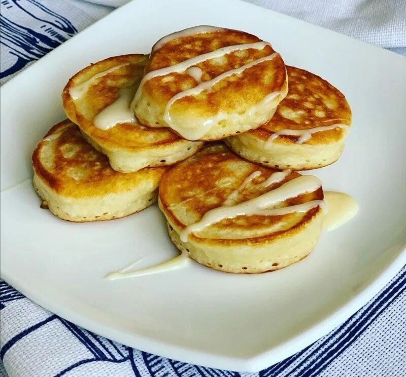 Оладьи быстро и вкусно. Оладушки на молоке пышные на дрожжах. Пышные оладьи. Оладьи на кефире. Оладьи на кефире пышные.