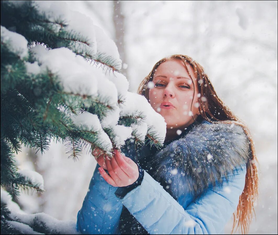 Как сфоткать снег. Сфоткаться со снегом. фотосессия со снегом на улице. фотосессия в снежную погоду. снег елка девушка.