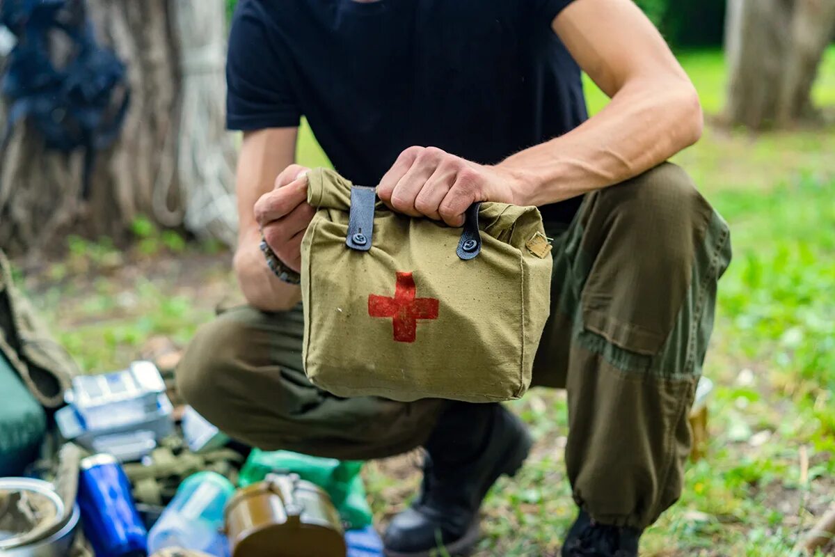 Аптечка в поход. Медицинская аптечка в походе. Аптечка для выживания в лесу. Медик в походе. Вынести сбор