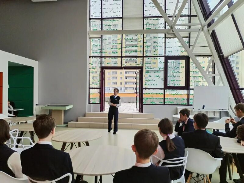 Аудитория для тренинга. Школа сотрудничества на таганке. Выступающий на конференции. Выступает перед аудиторией. Архиерейский хор покровского собора барнаул.