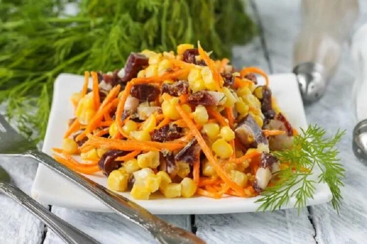 Салат с морковью колбасой и кукурузой. Салат морковча кукуруза. салат из копчёной курицы с корейской морковкой и фасолью. салат с фасолью и корейской морковью. салат с корейской морковью и фасолью и сухариками.
