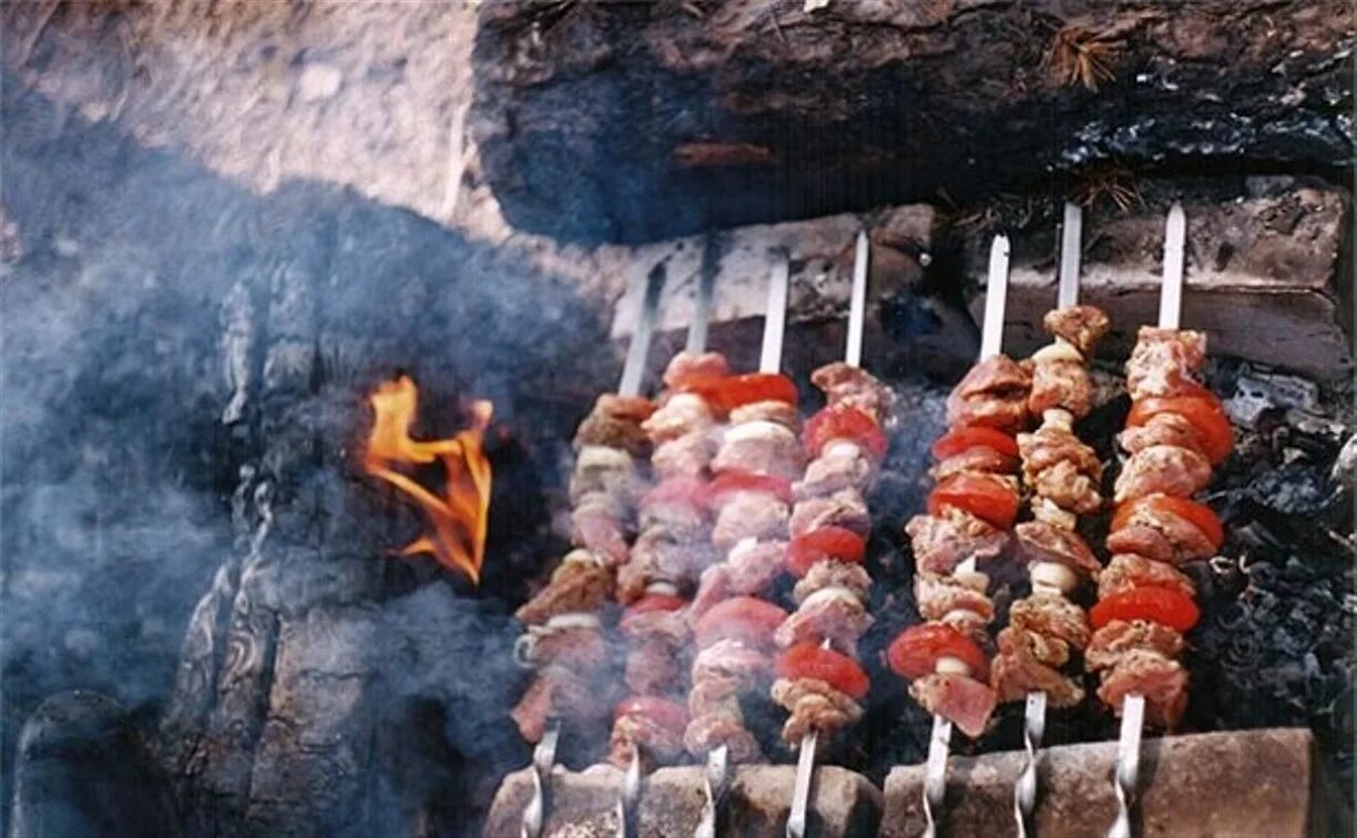 Шашлык на финском заливе. Шашлык на руси. шашлык волгоград. мясо в лесу.
