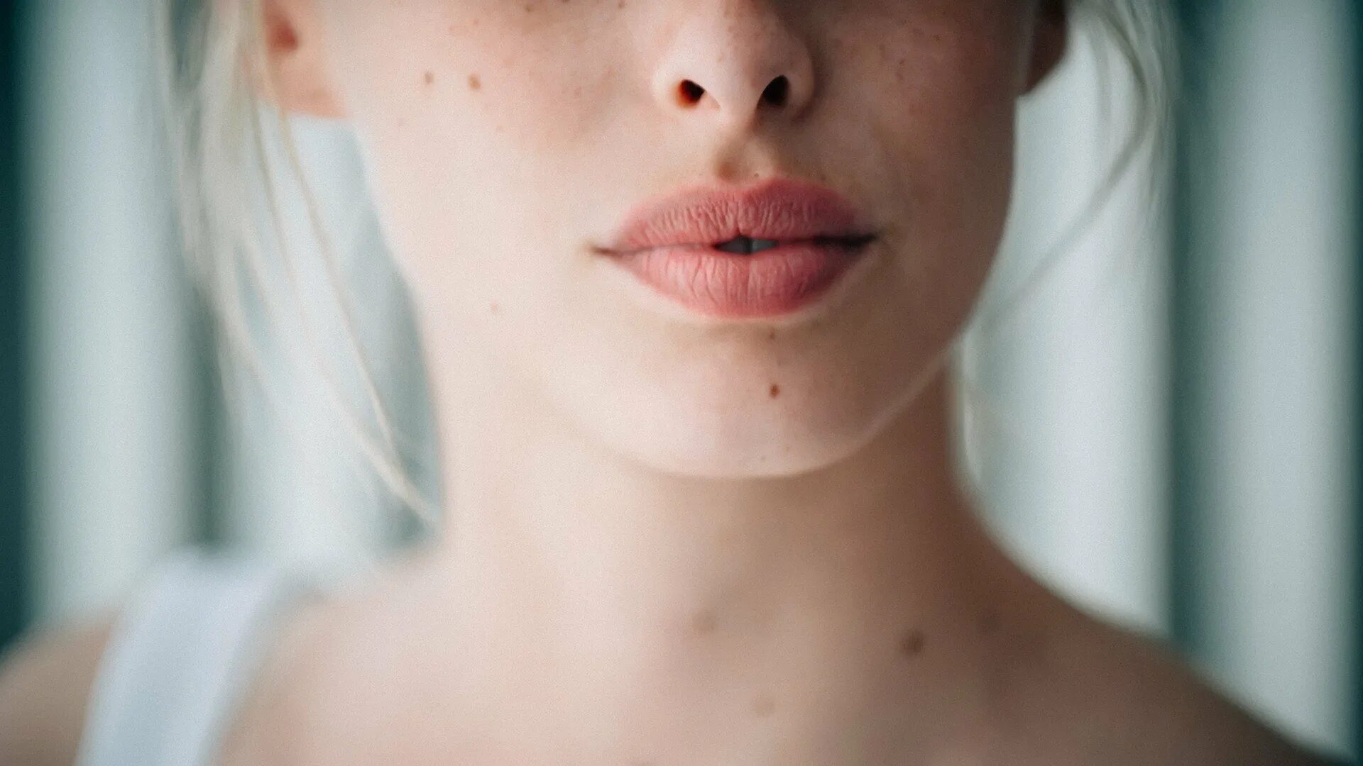 Бледные губы большая. Саша лусс макияж. Макияж большие стрелки. Темные губы от природы. Бледные губы.