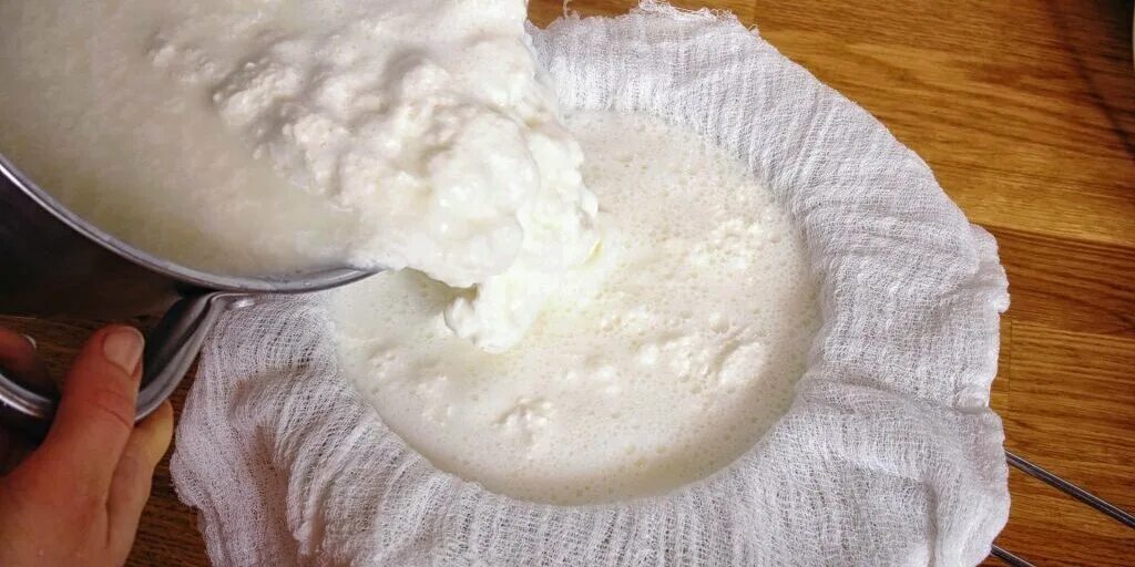 Рецепт домашнего творога из кислого молока. Приготовление сыра. Приготовление домашнего сыра. Настоящий творог. Творог в домашний условиях через марлю.