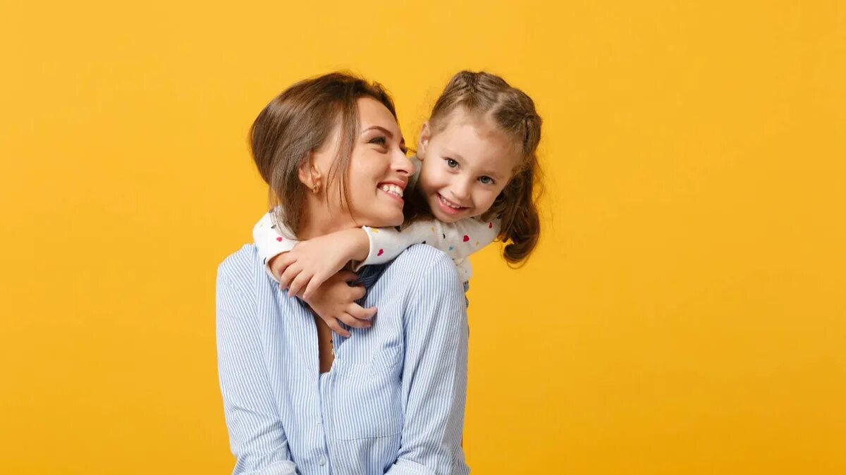 4 девочки семейка. Мать с ребенком. Три поколения женщин. Девушка с четырьмя детьми. Платье мама и дочка одинаковые.