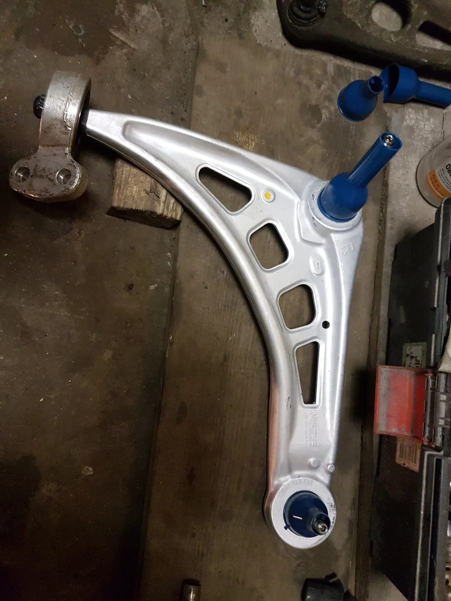 Рычаг правый передний ix35. Рычаг передний вольво s80. Сайлентблок переднего рычага передний хонда фит. Сайлентблок переднего рычага задний geely emgrand ec7. Тойота версо 2007 сайлентблок переднего рычага.