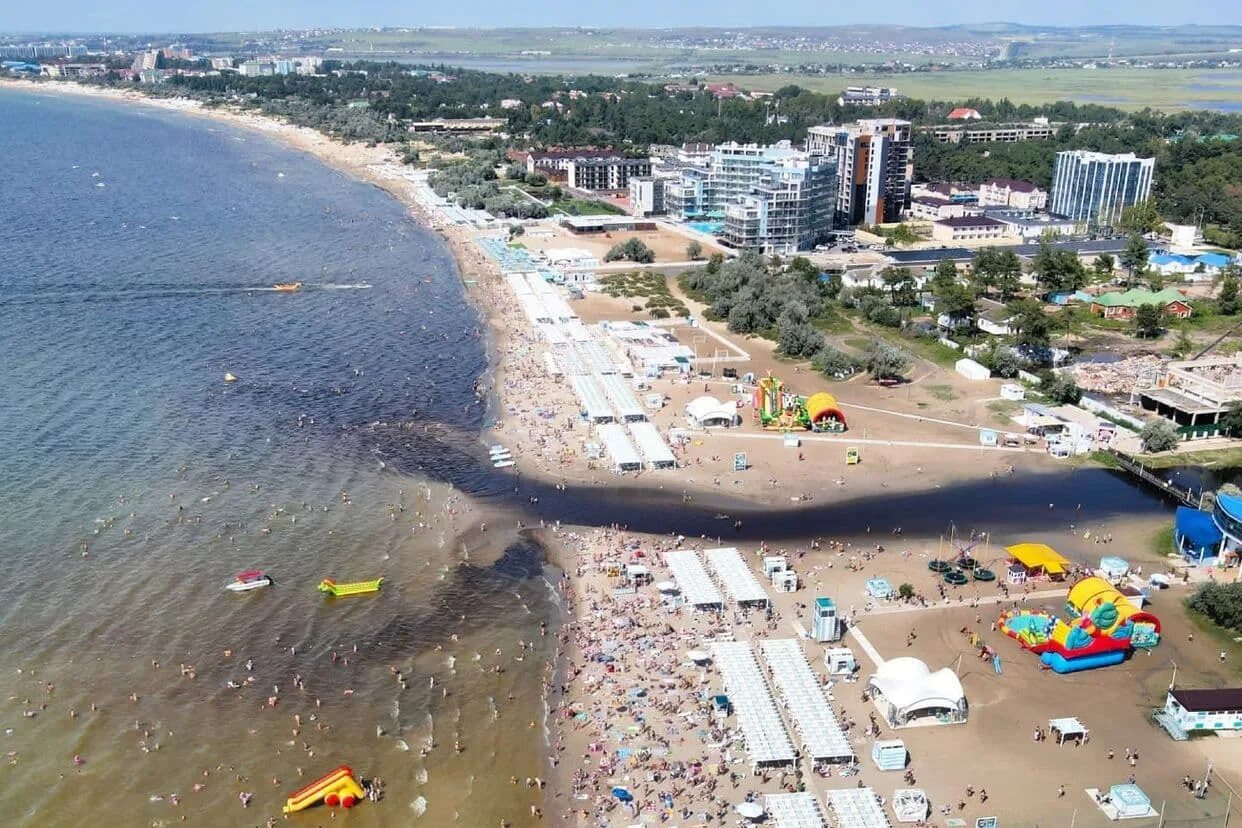 В анапе есть вода. Черное море Анапа. Анапа Центральный пляж черное море. Анапа речка Анапка. Река впадающая в черное море Анапа.