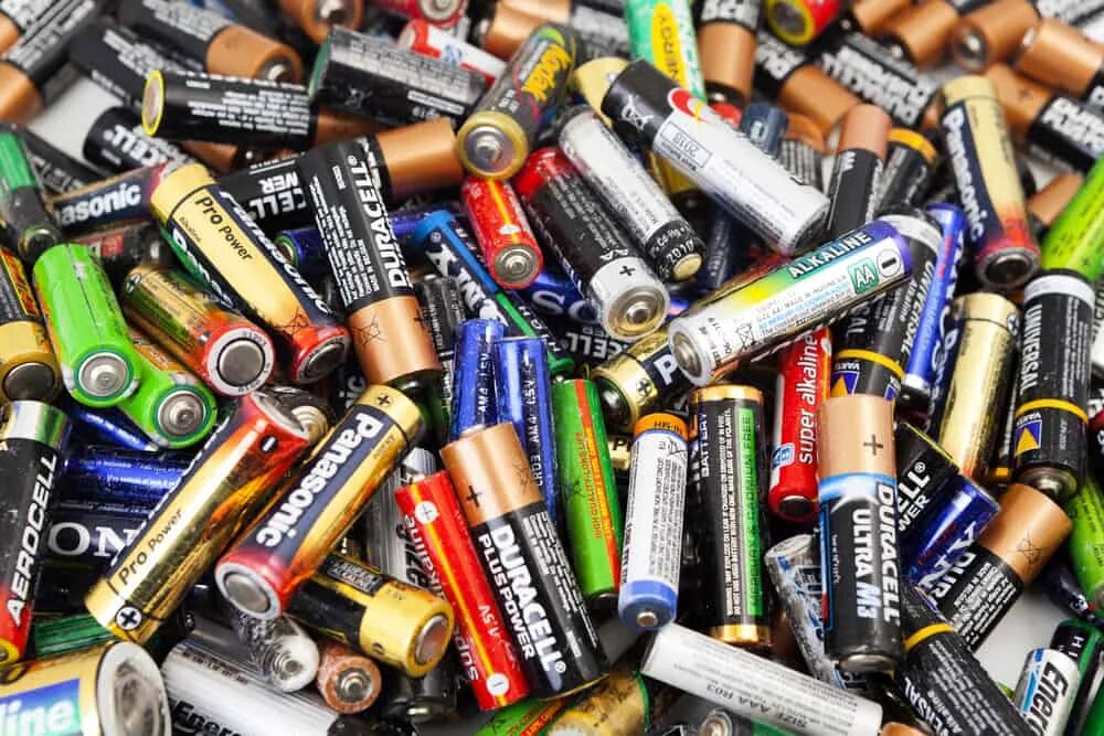Battery many. Аккумулятор батарейка. Батарейки разные. Батарейки отходы. Батарейка красивая.