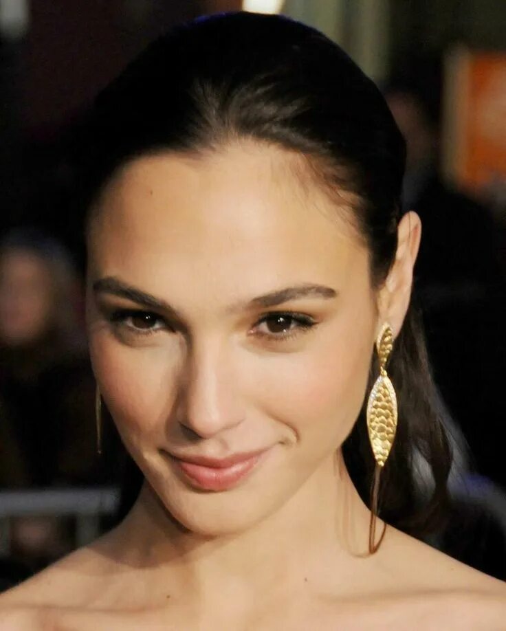 Гал фамилия. Галь гадот. Gal gadot чудо женщина. Галь гадот чудо-женщина. Гал фамилия.