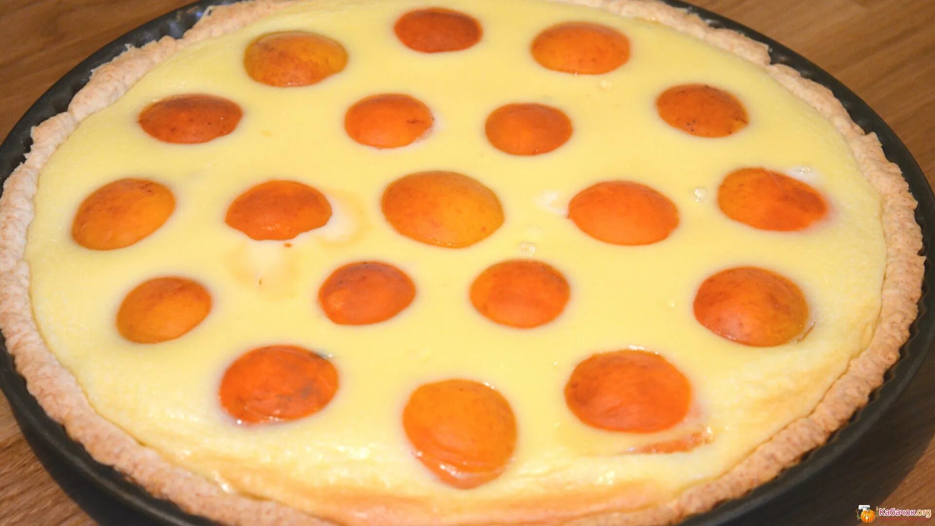 творожный пирог с абркосом. абрикосовый пирог с творогом. абрикосы тесто. слоеный пирог с абрикосами. слоеное тесто с абрикосами.