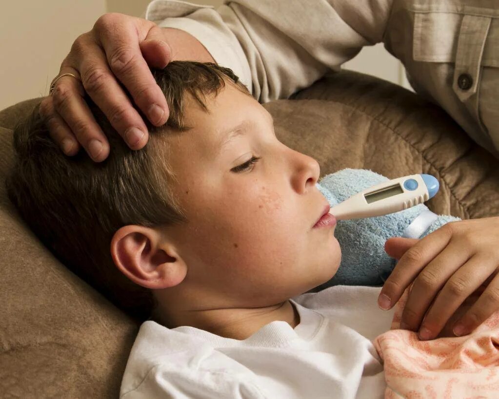 Год ребенку подкашливает. Хронический бронхит кашель у детей. Острый кашель у ребенка.