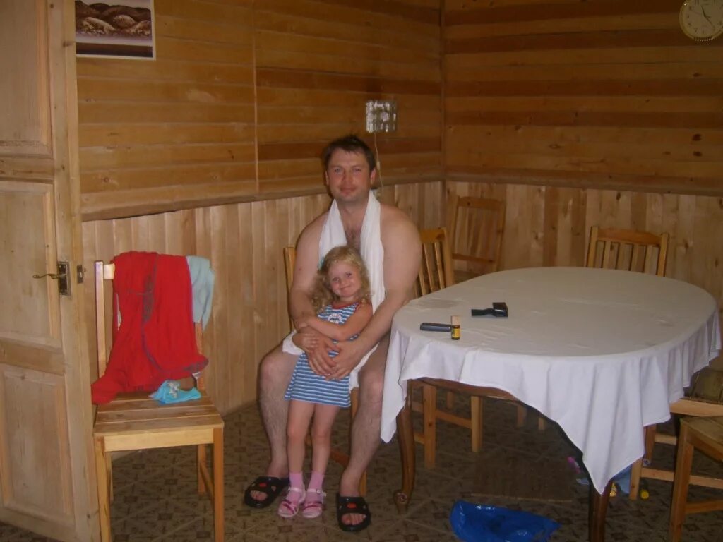 В сауне с родителями. Дочь в бане. Семейное купание в бане. С отцом в сауне. Сын смотрит маму мама в бани