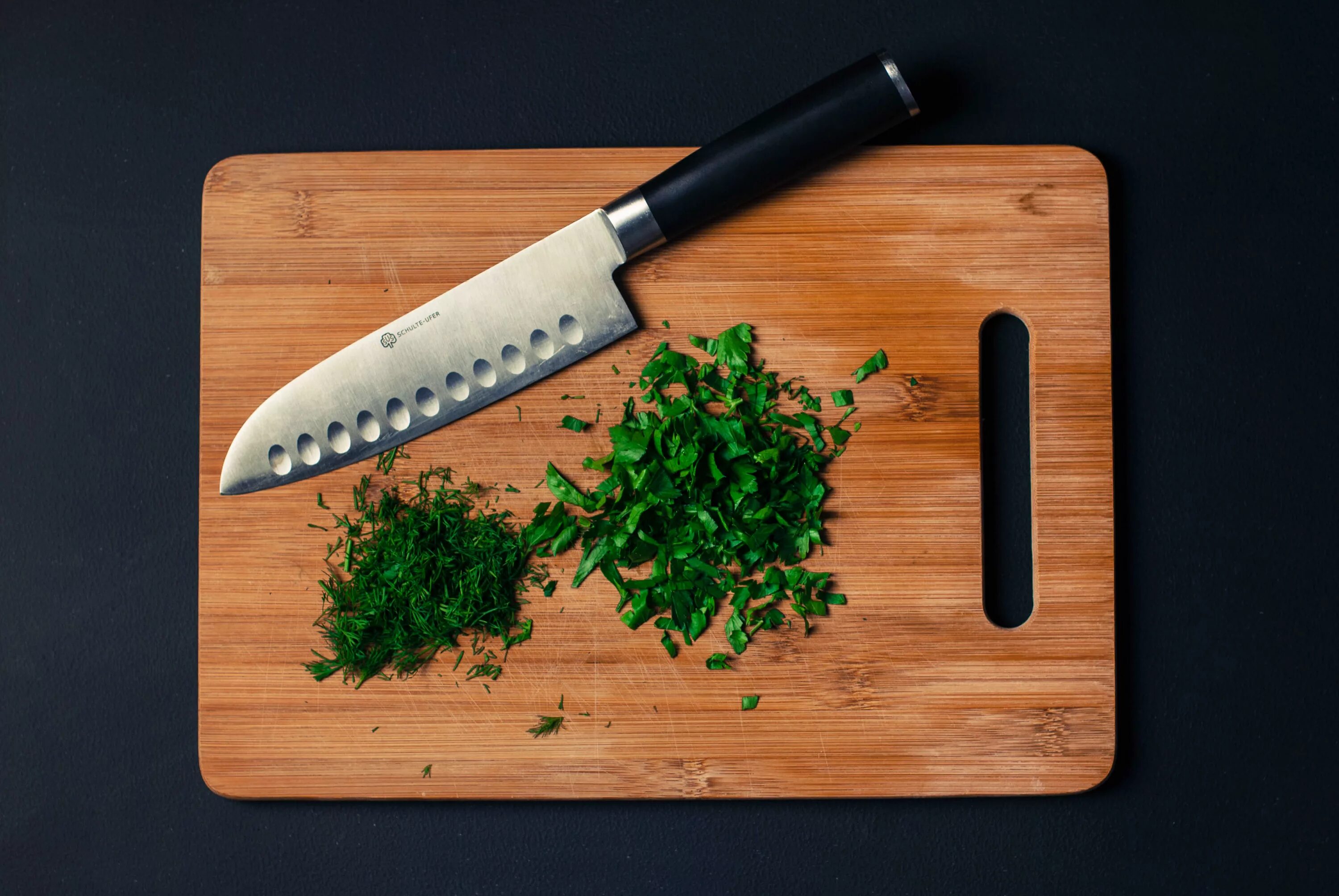 Разделоччная доска с ножо. Кухонный нож на доске. Разделочная доска с зеленью. Разделочная доска с ножом