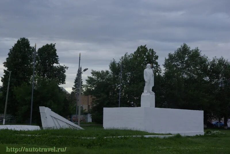 Памятник ленину ирбит 2022. Памятник на площади ленина город ирбит. Город ирбит достопримечательности и памятники. Площадь ленина ирбит. Площадь ленина ирбит.