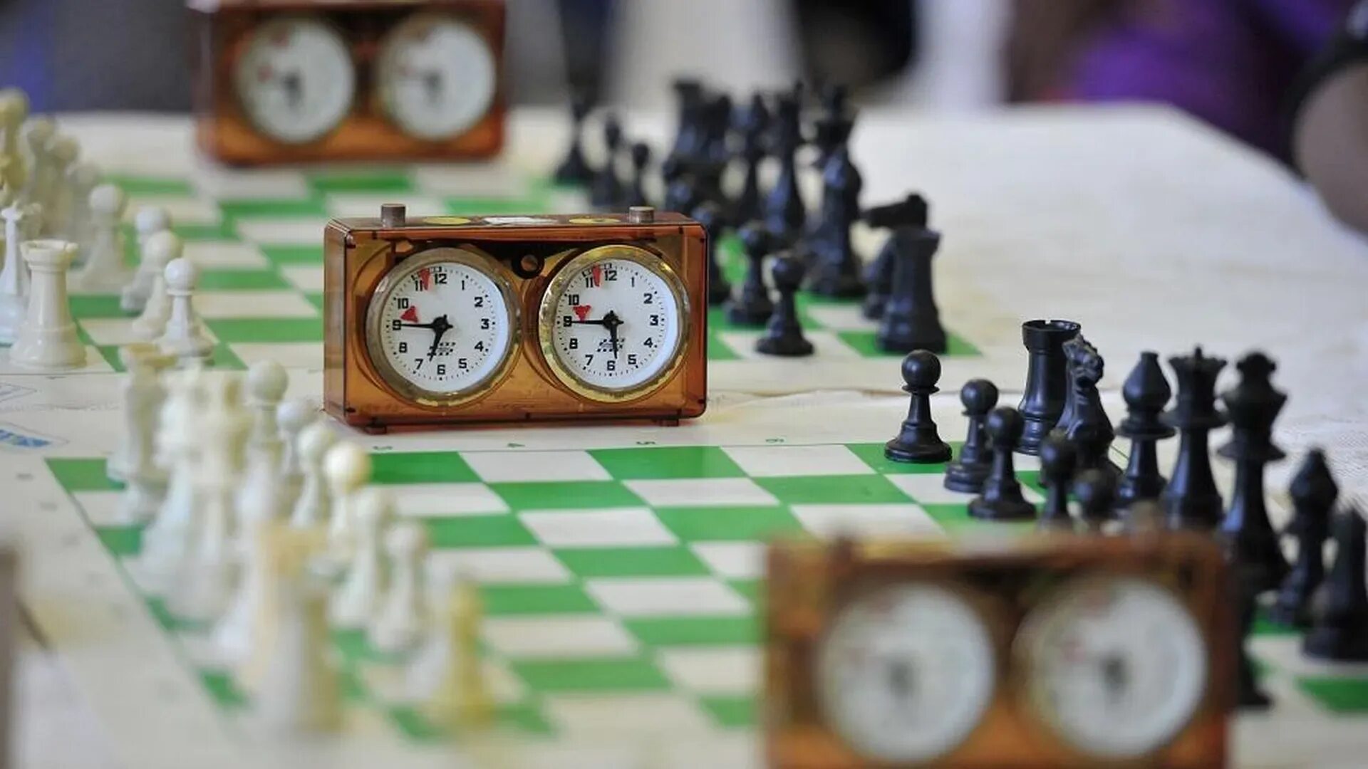 Шахматы с часами. Шахматы с часами. Шахматная доска и часы. Шахматы время. Шахматная партия с часами.