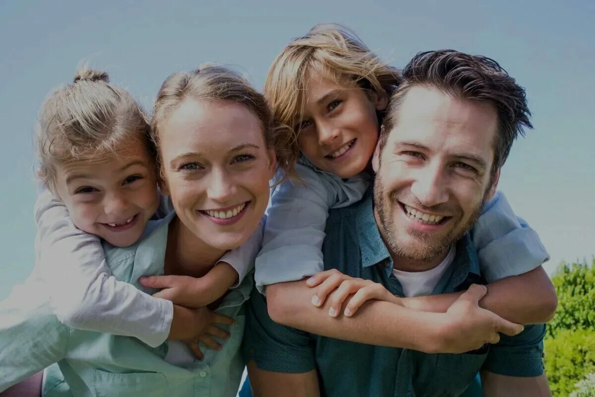 Счастливая семья. Красивая семья. Счастливый ребенок с родителями. Фотография семьи.